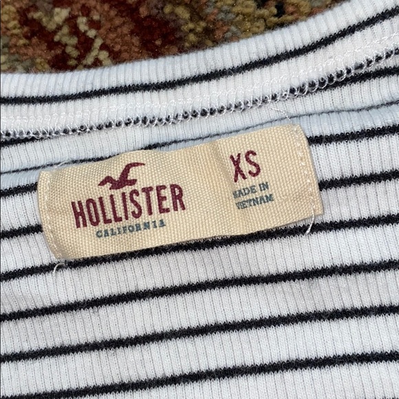 💗size XS top with cut out from hollister - Picture 2 of 2